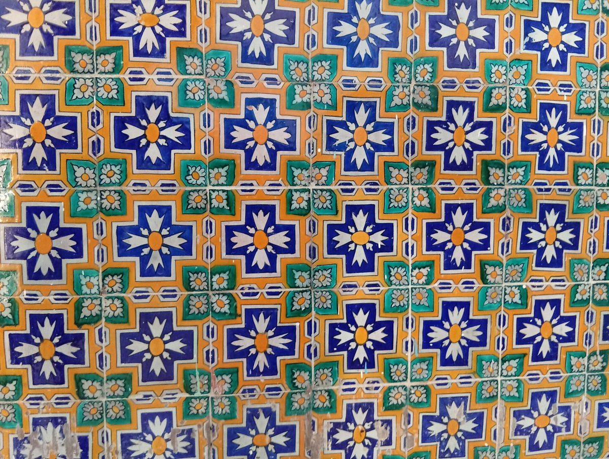 Patterned ceramic wall tiles