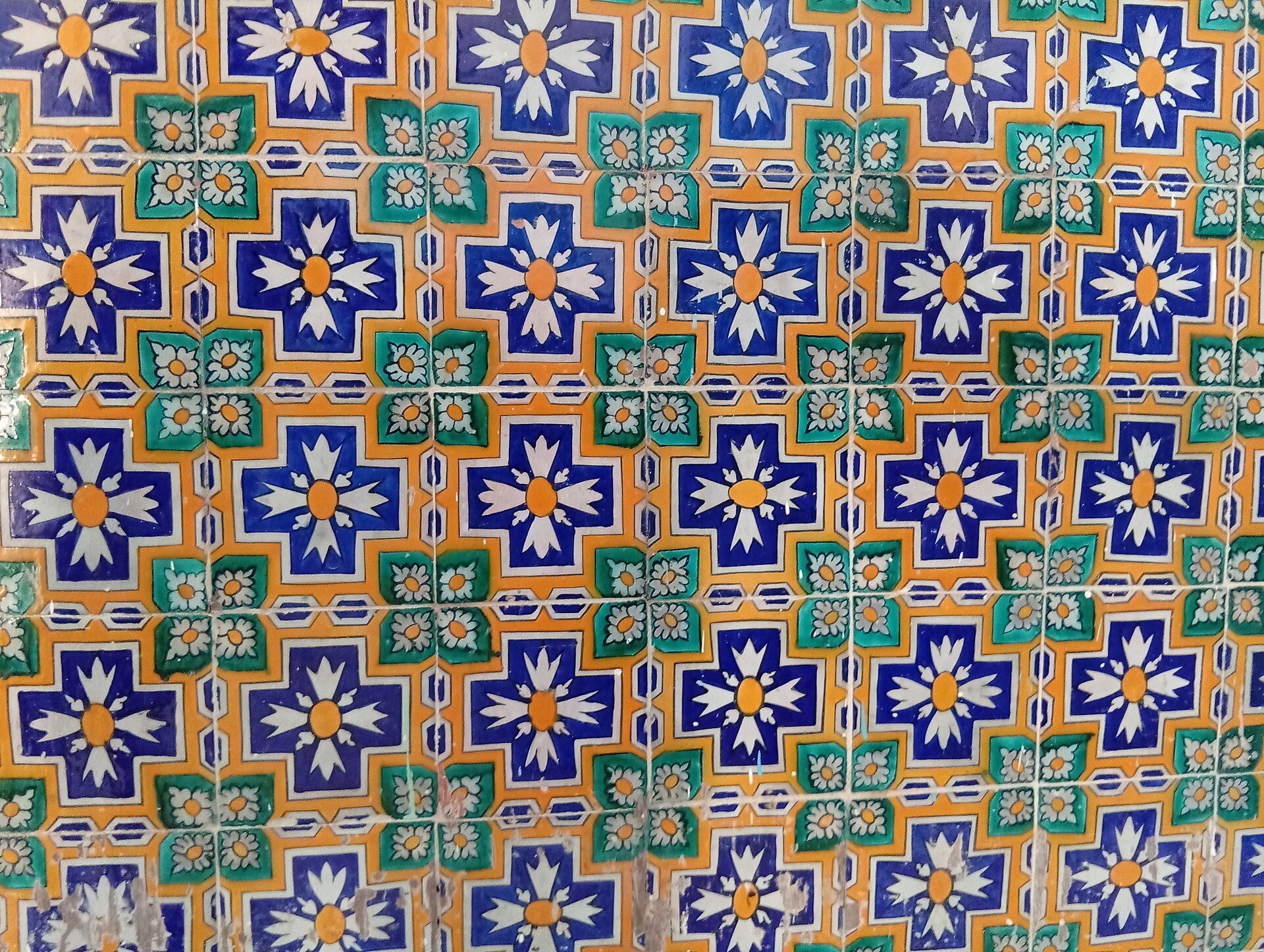 Patterned ceramic wall tiles