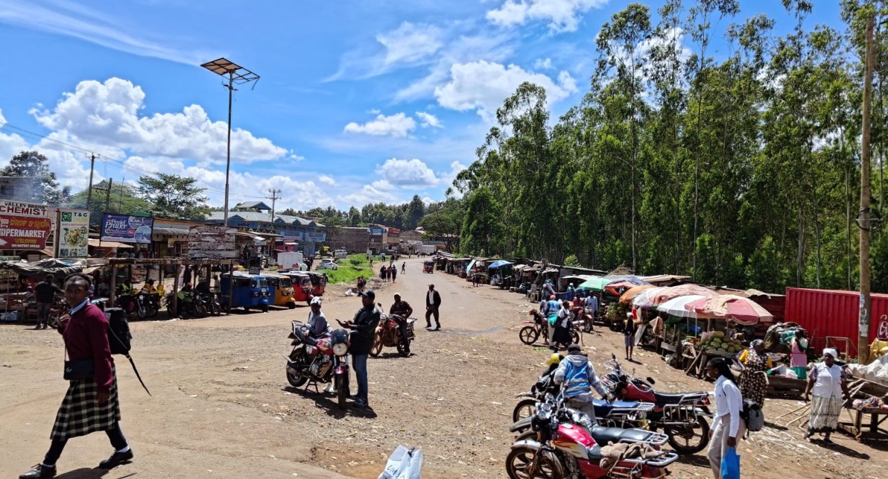 Street and roadside market stalls in Makuyu town, Murang'a County, where Kakuzi and Makuyu Club are based