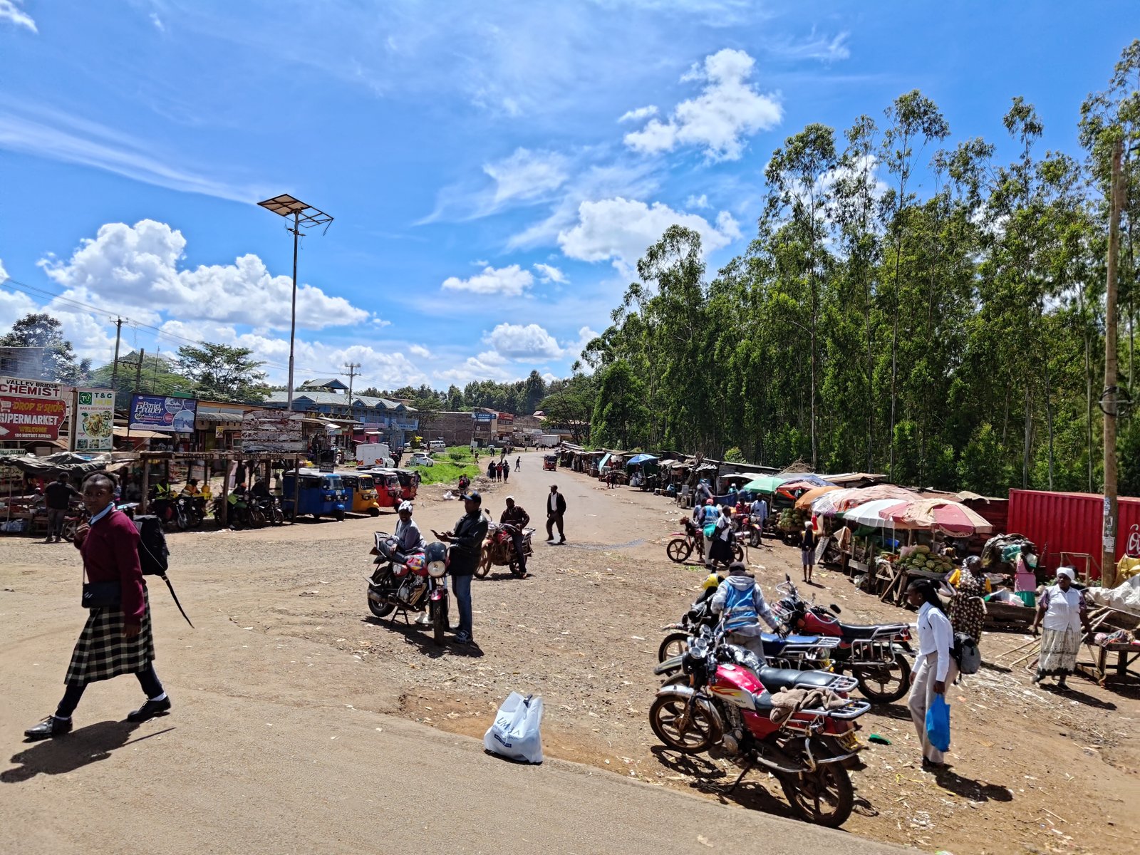 Street and roadside market stalls in Makuyu town, Murang'a County, where Kakuzi and Makuyu Club are based